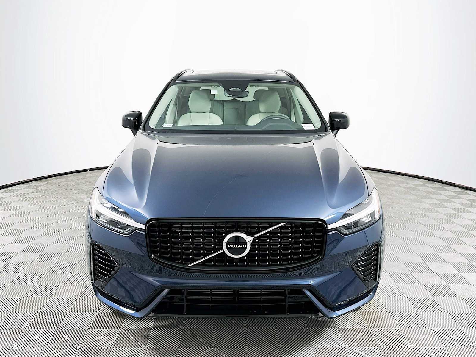 2025 Volvo XC60 T8 Core photo 2