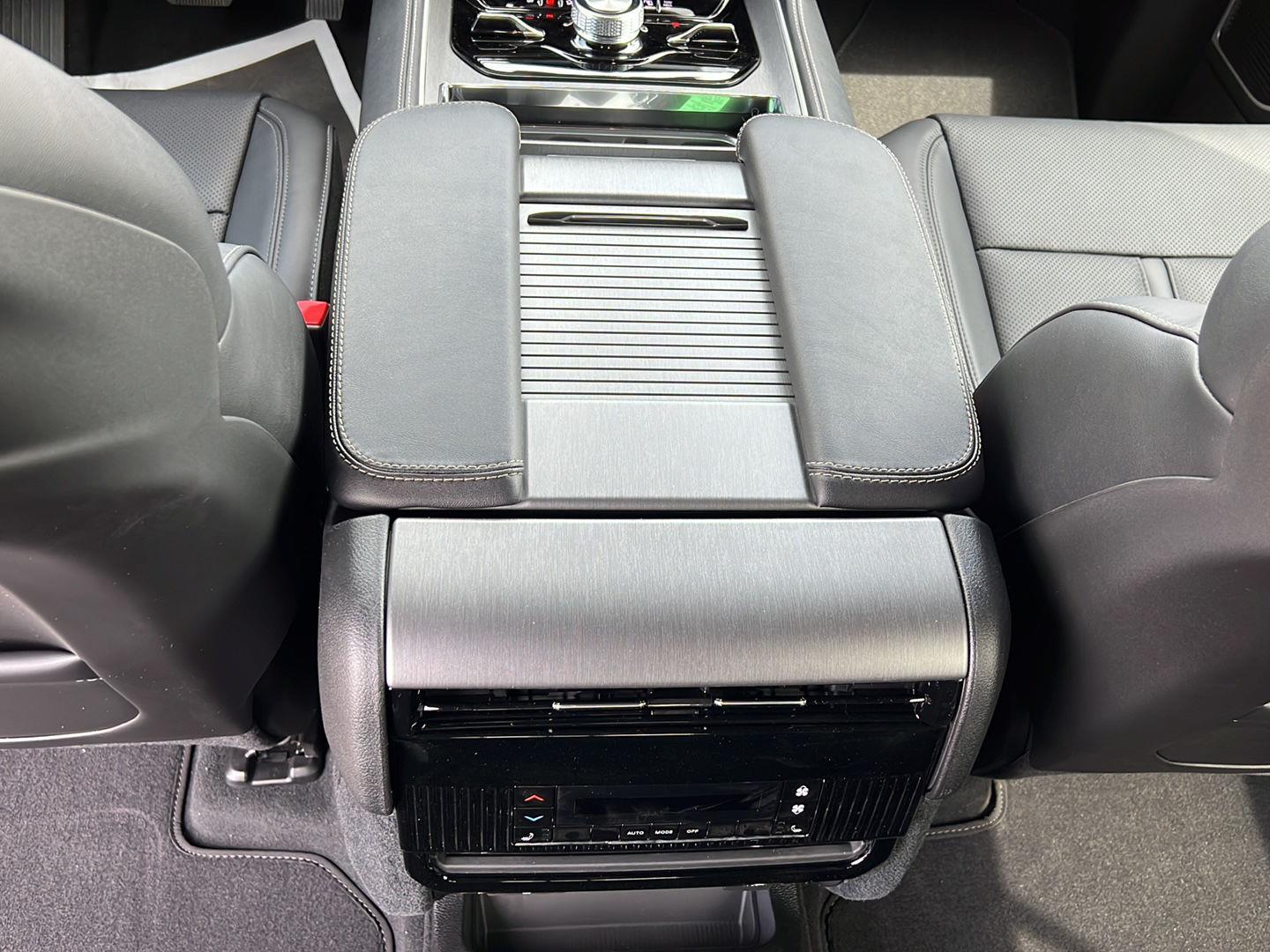 2025 Jeep Wagoneer Series II Carbide photo 17