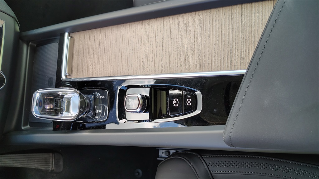 2026 Volvo XC60 B5 Plus photo 22