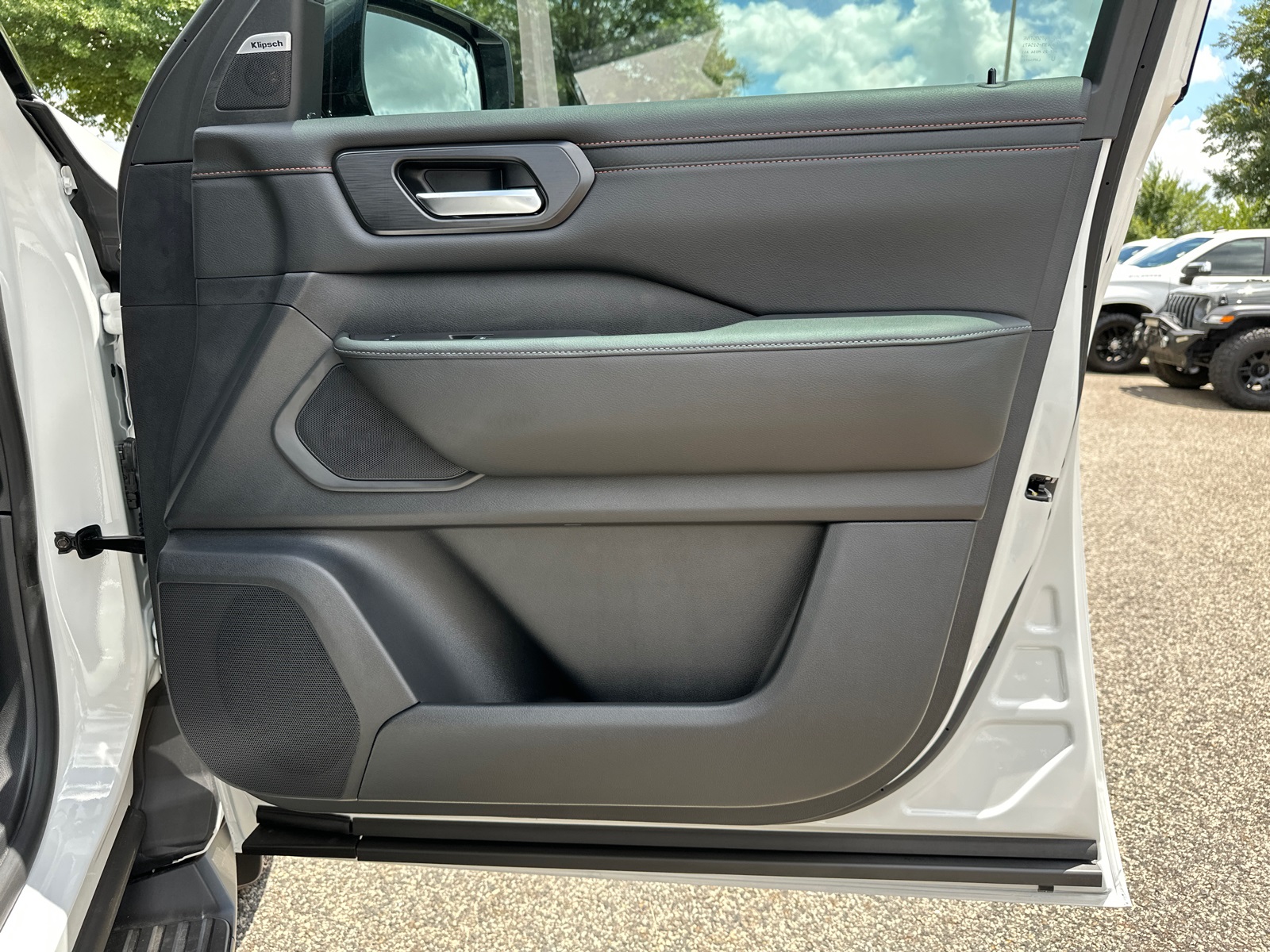 2025 Nissan Armada photo 12