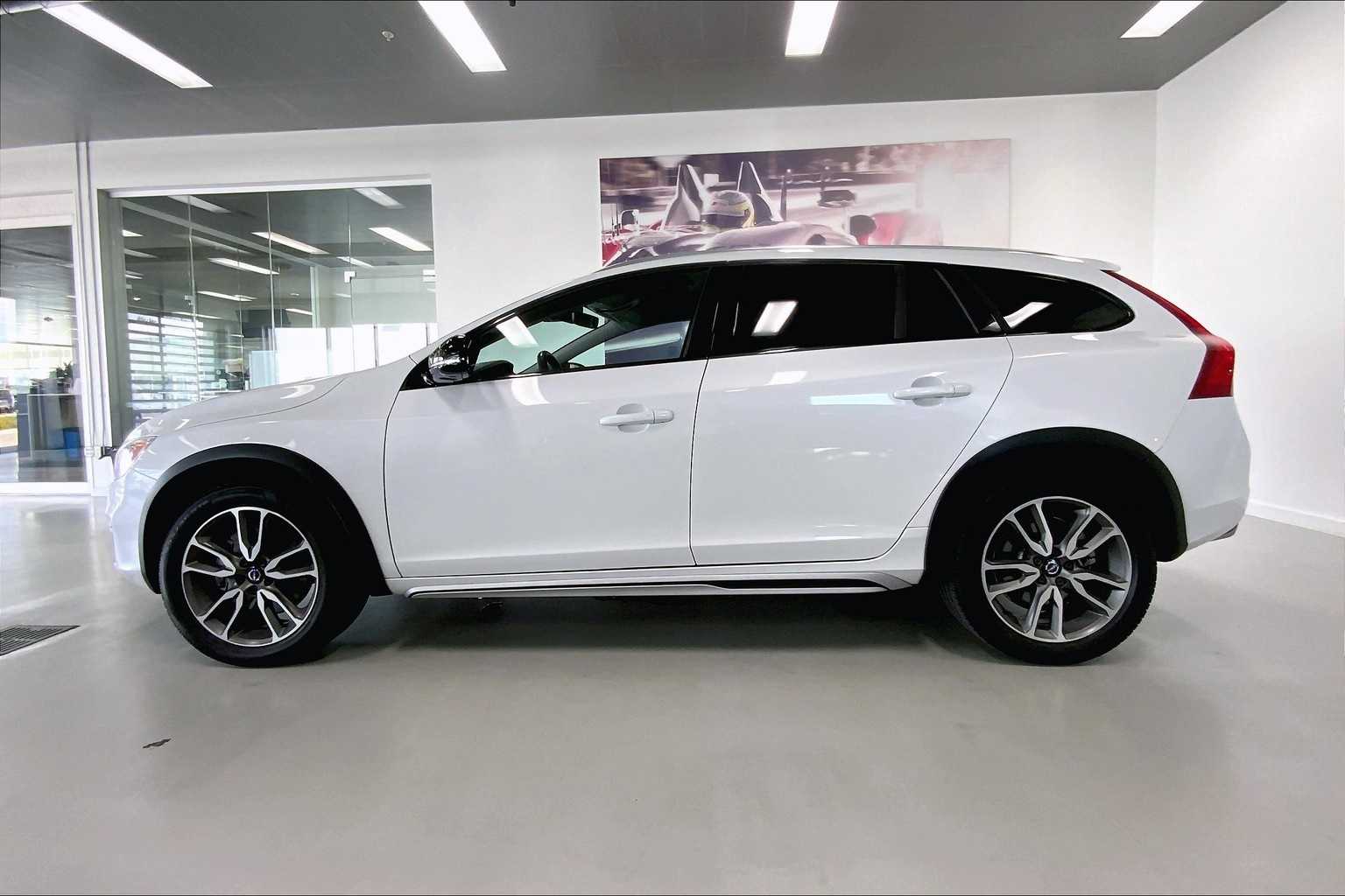 2018 Volvo V60 Cross Country T5 photo 3