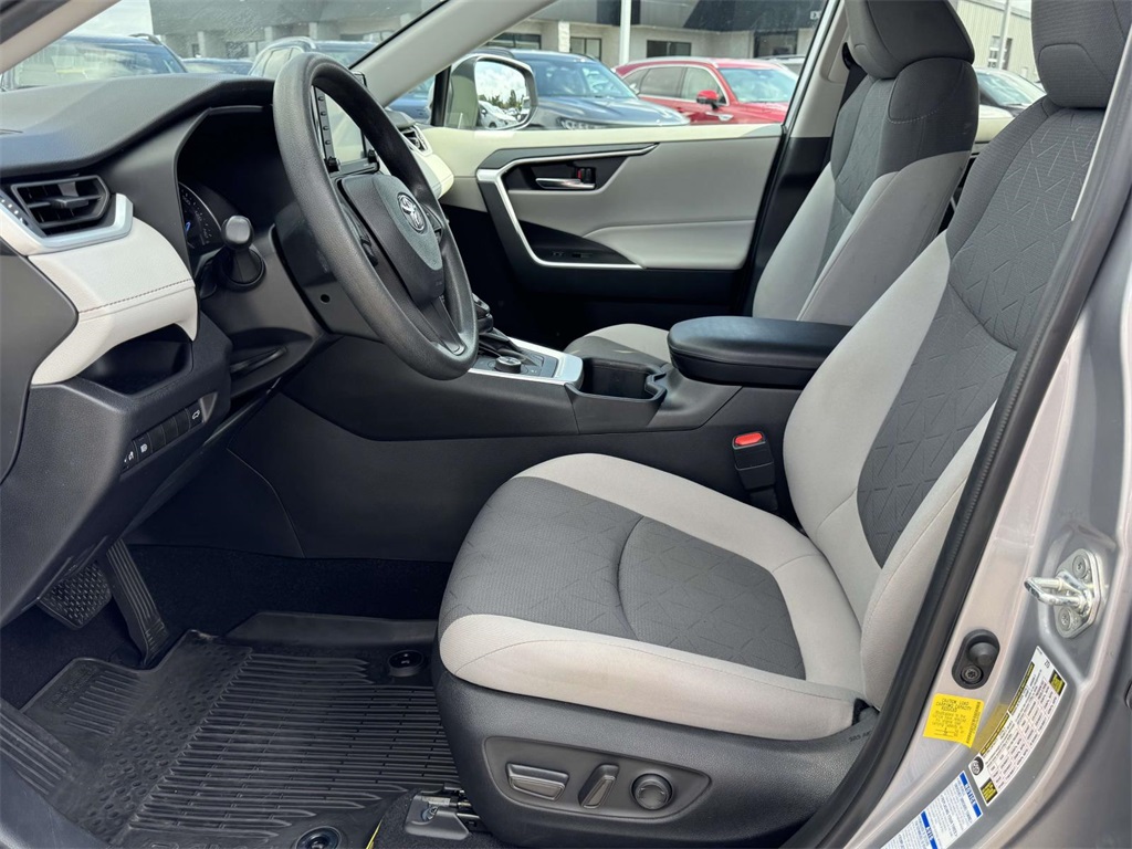 2022 Toyota RAV4 Hybrid XLE photo 10