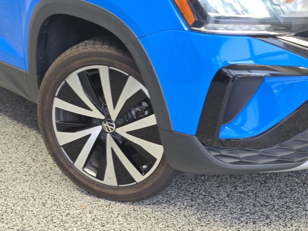 2022 Volkswagen Taos SE photo 3