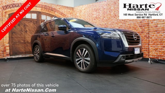 2022 Nissan Pathfinder Platinum's photo
