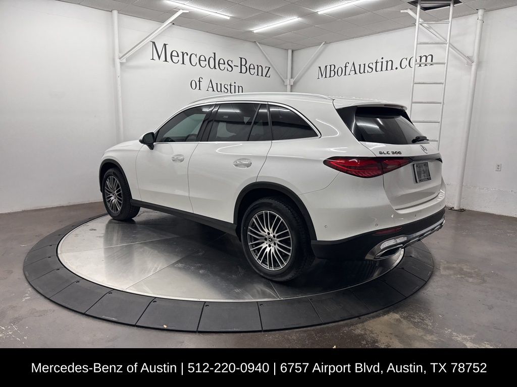 2025 Mercedes Benz GLC 300 photo 3