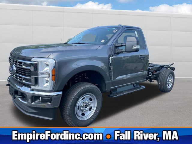 2025 Ford F-350 Super Duty Chassis Cab XLT's photo