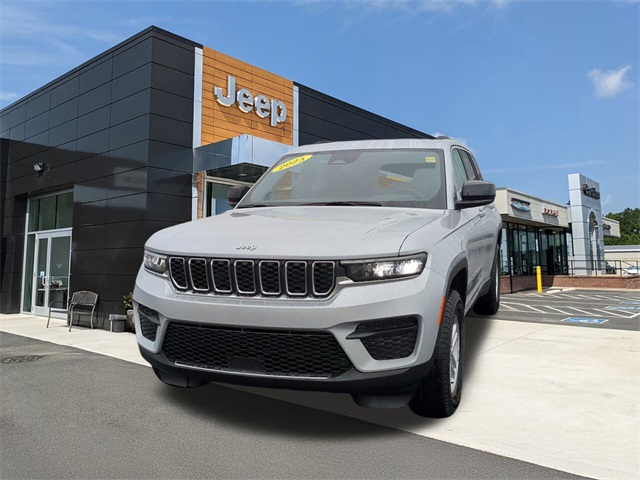 2025 Jeep Grand Cherokee Laredo photo 3