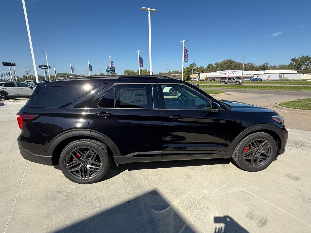2025 Ford Explorer ST photo 4