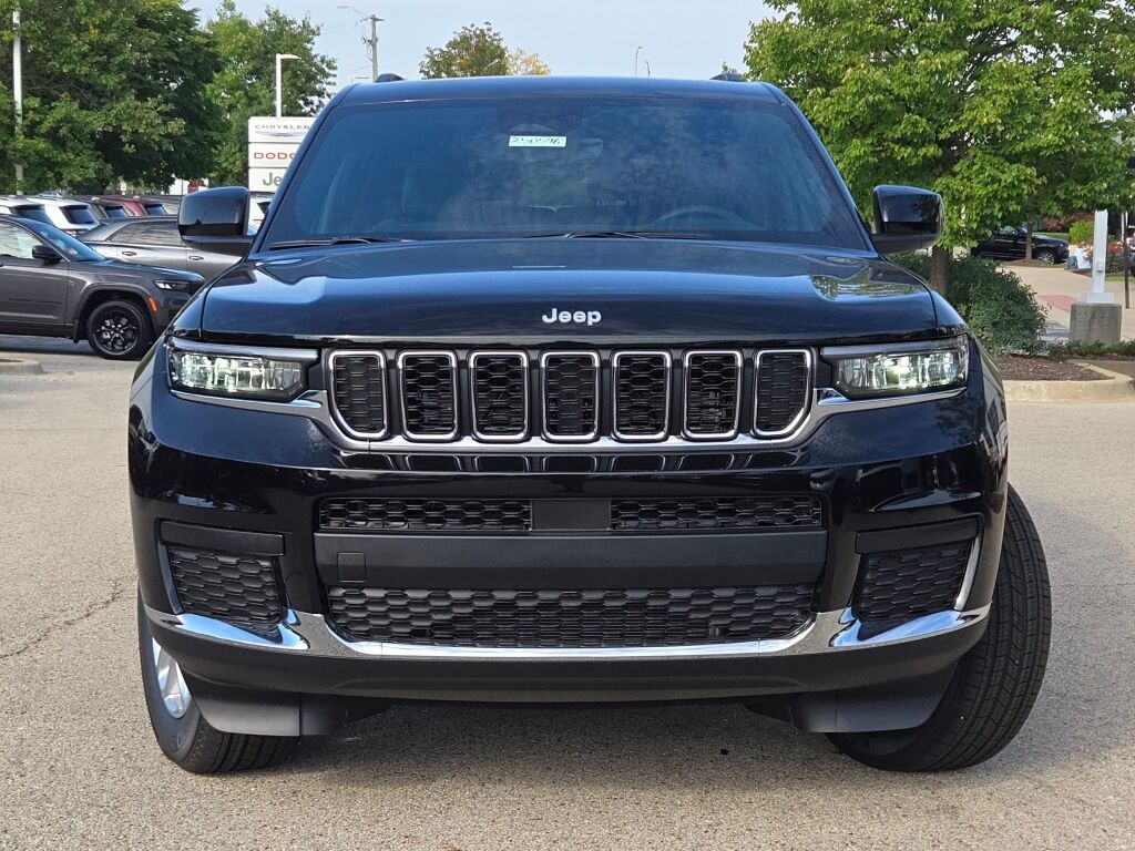 2025 Jeep Grand Cherokee Laredo photo 5