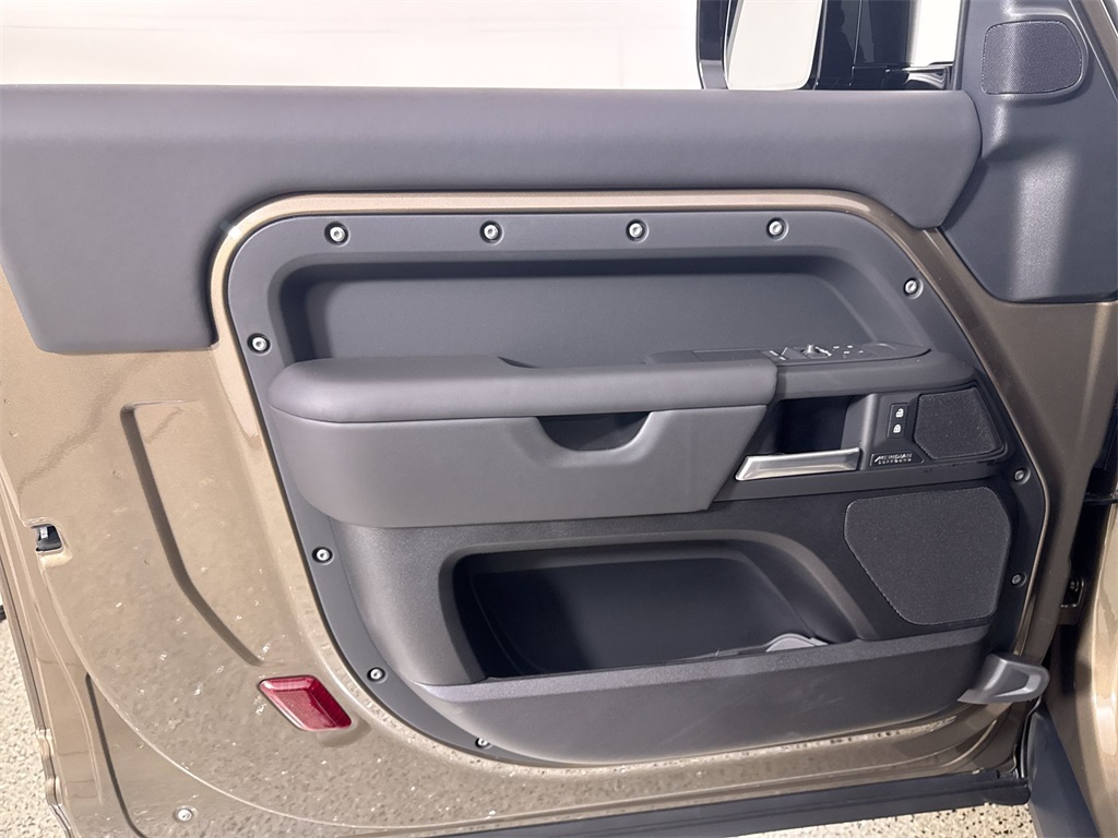 2025 Land Rover Defender 90 X-Dynamic SE photo 12