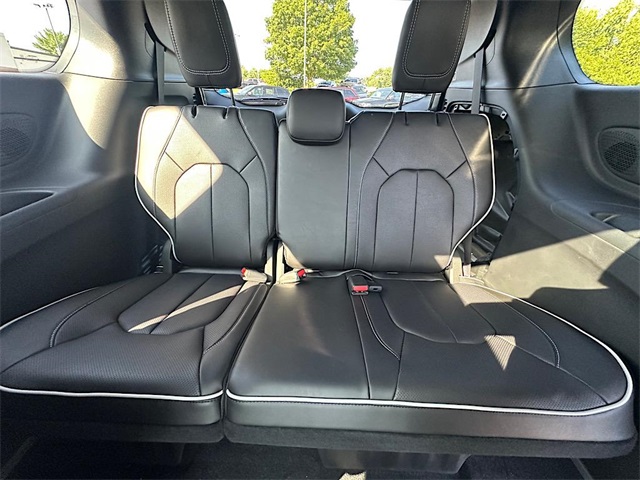 2026 Chrysler Pacifica Limited photo 13