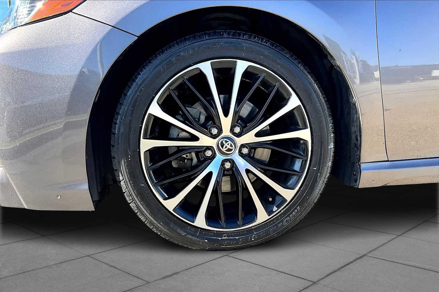 2020 Toyota Camry SE photo 10