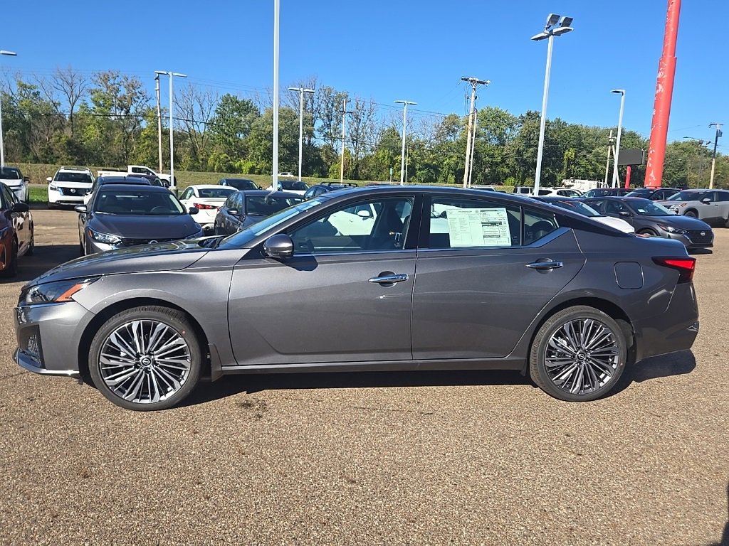 2025 Nissan Altima SL photo 4