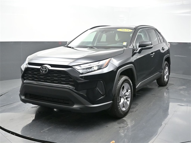 2025 Toyota RAV4 XLE's photo
