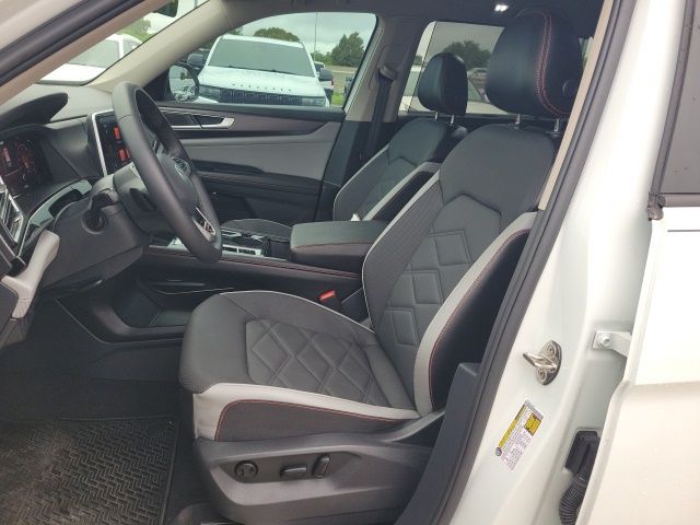 2024 Volkswagen Atlas Peak Edition SE Technology photo 14