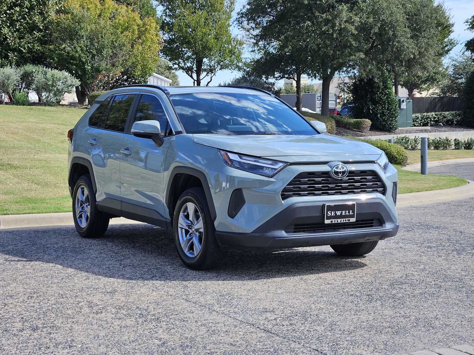 2022 Toyota RAV4 XLE photo 2