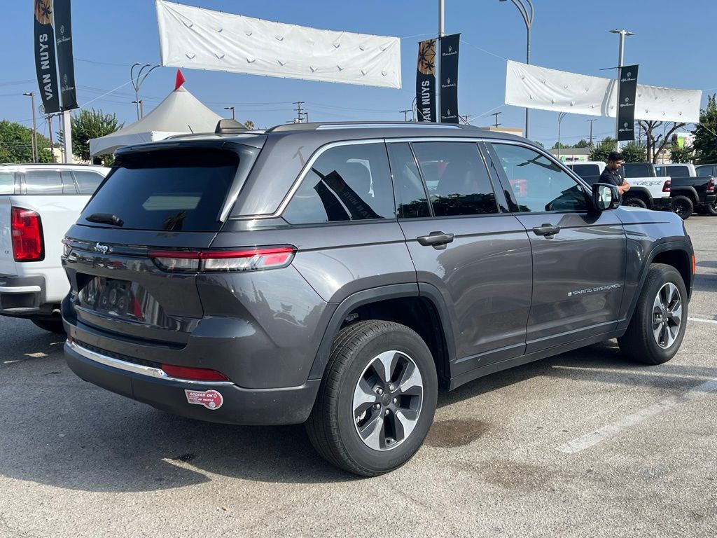 2023 Jeep Cherokee Base photo 2