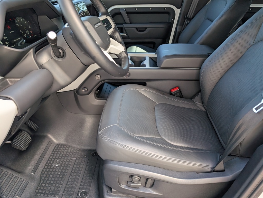 2025 Land Rover Defender 110 X-Dynamic SE photo 24