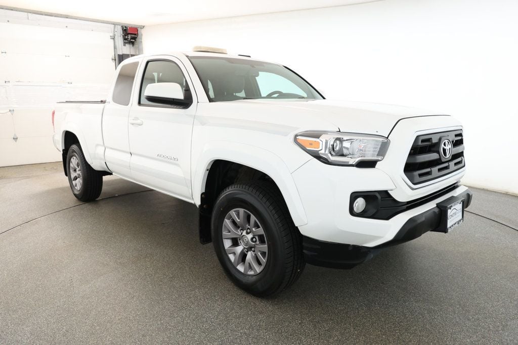 2017 Toyota Tacoma SR5 TRD Sport photo 3