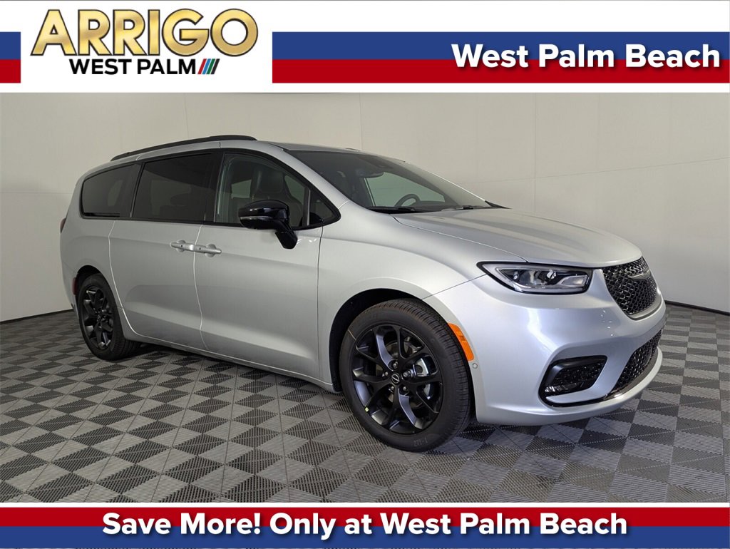 2026 Chrysler Pacifica Select's photo