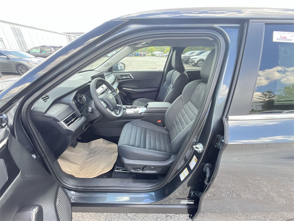 2025 Mitsubishi Outlander SE photo 3