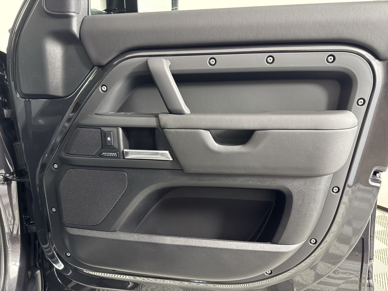 2025 Land Rover Defender 110 X-Dynamic SE photo 27