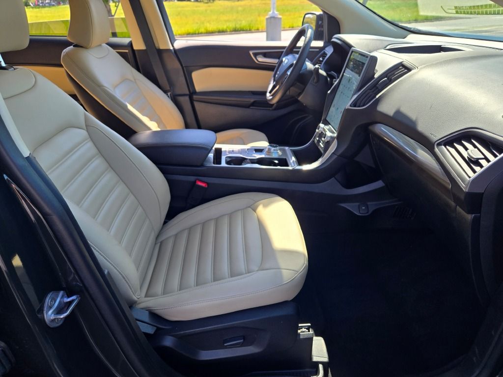 2024 Ford Edge SEL photo 2