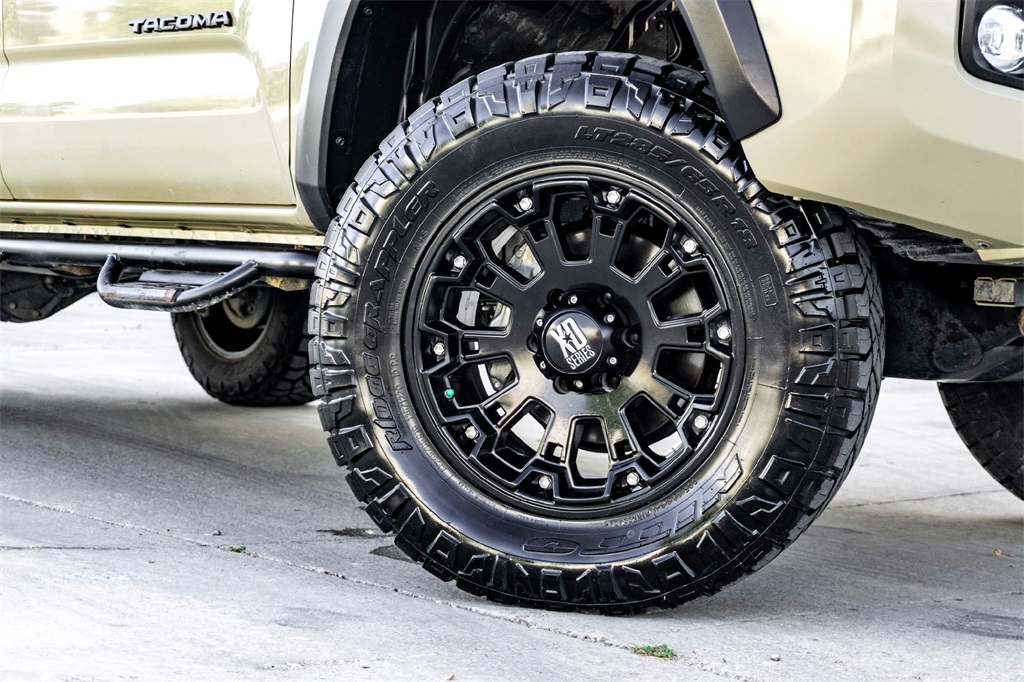 2020 Toyota Tacoma TRD Off-Road photo 2