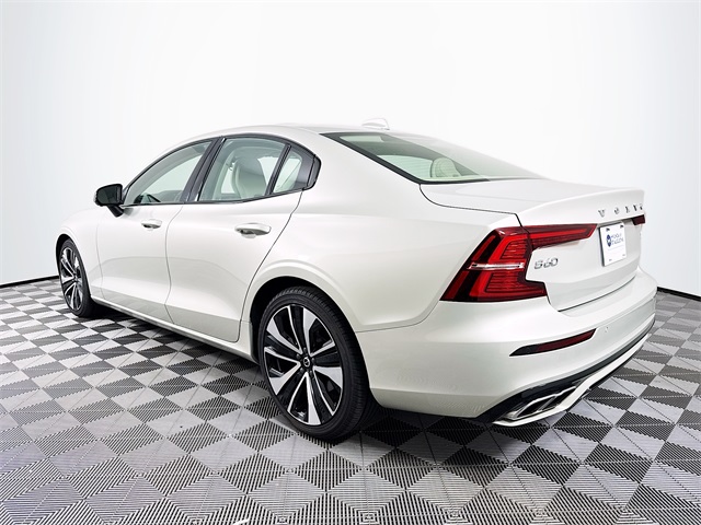 2022 Volvo S60 B5 Momentum photo 4