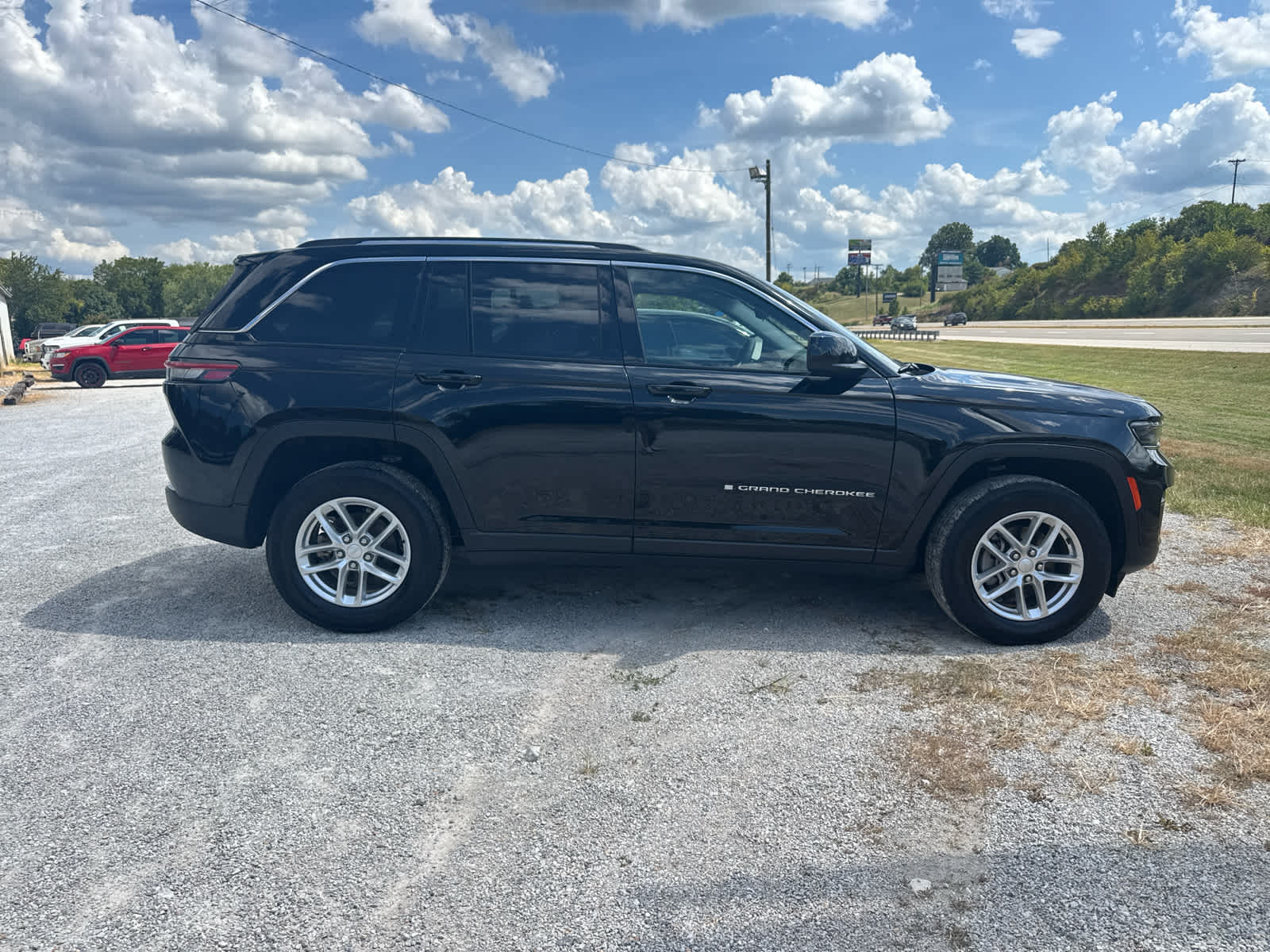 2023 Jeep Grand Cherokee Laredo photo 9