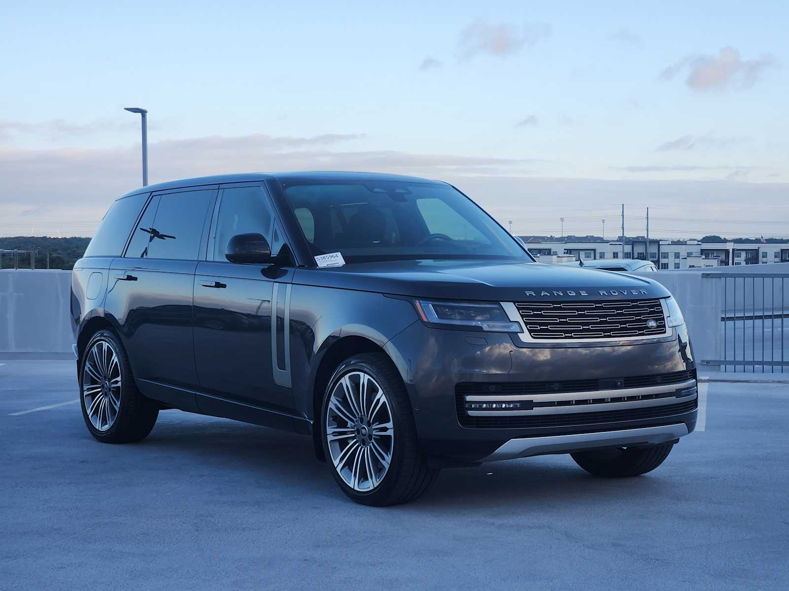 2024 Land Rover Range Rover SE photo 3