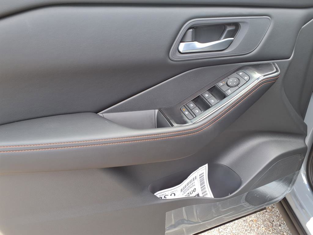 2026 Nissan Rogue SV photo 6