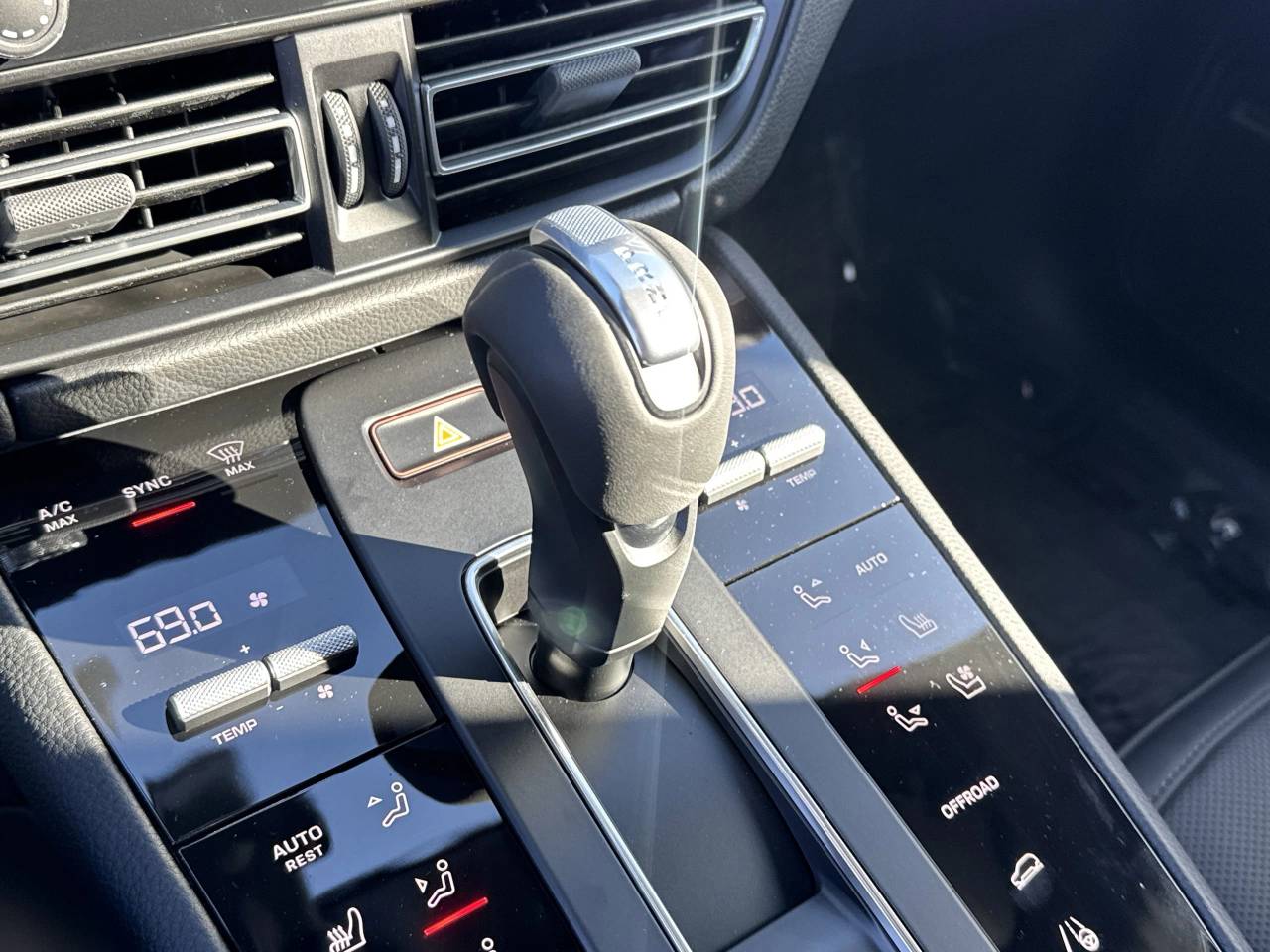 2025 Porsche Macan Base photo 13