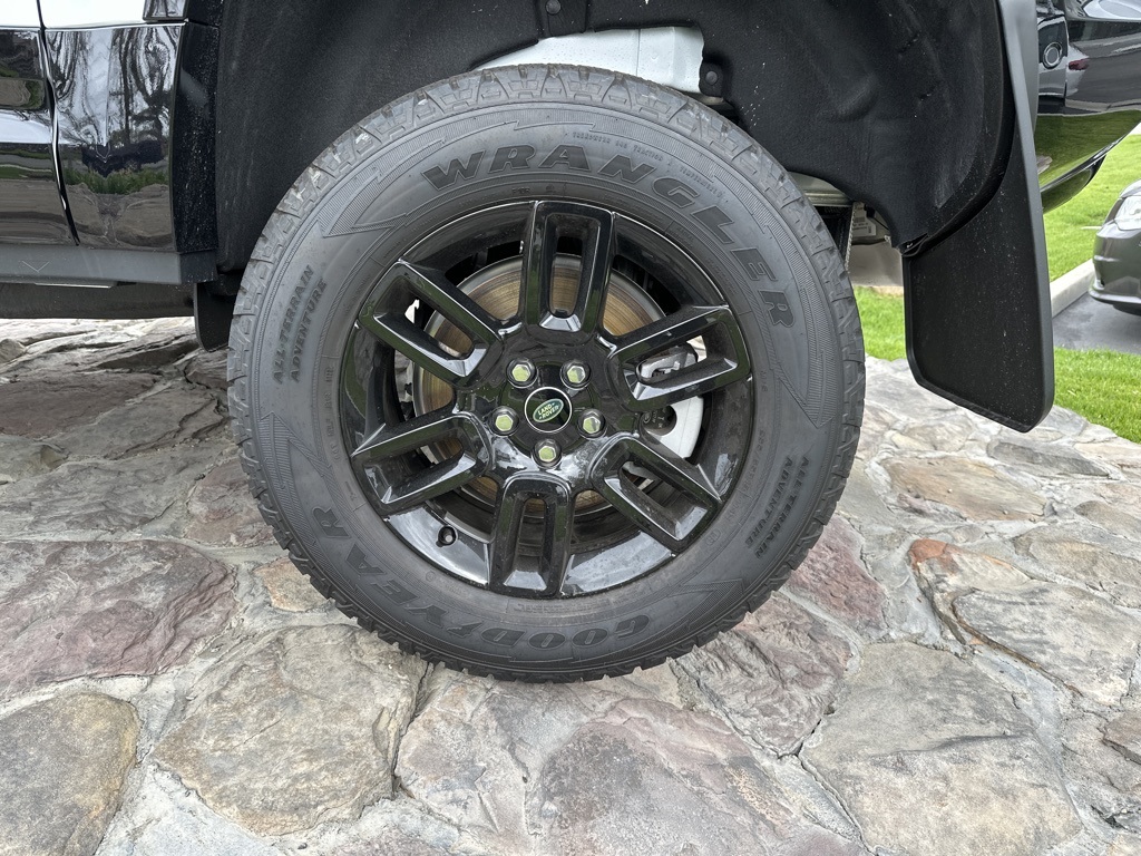 Used 2023 White Land Rover X-Dynamic SE image 15