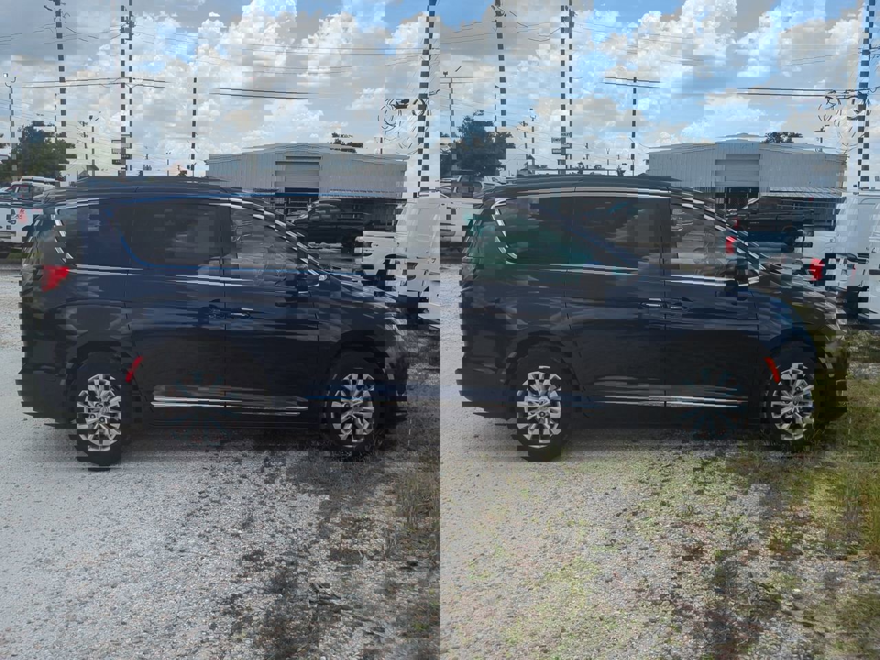 2017 Chrysler Pacifica Touring L photo 2