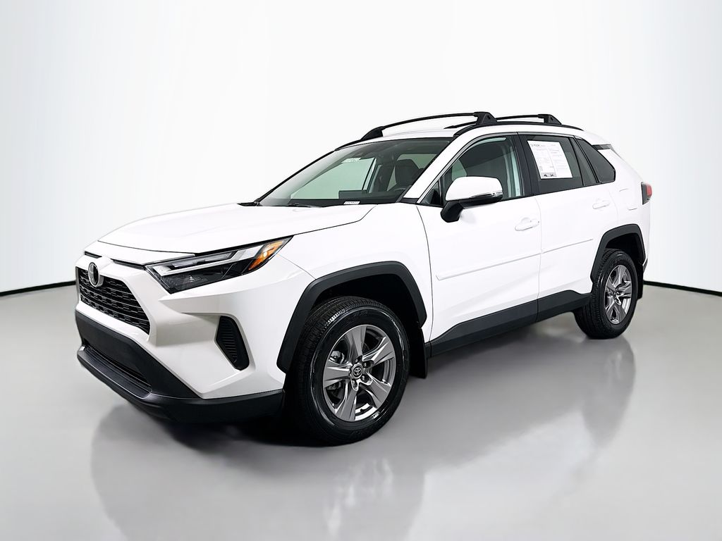 2022 Toyota RAV4 XLE photo 3