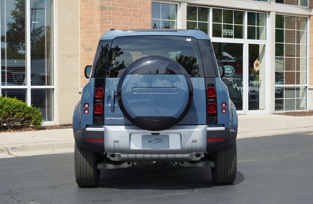 2025 Land Rover Defender 110 S photo 3