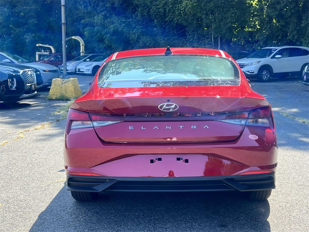 2023 Hyundai Elantra SEL photo 5