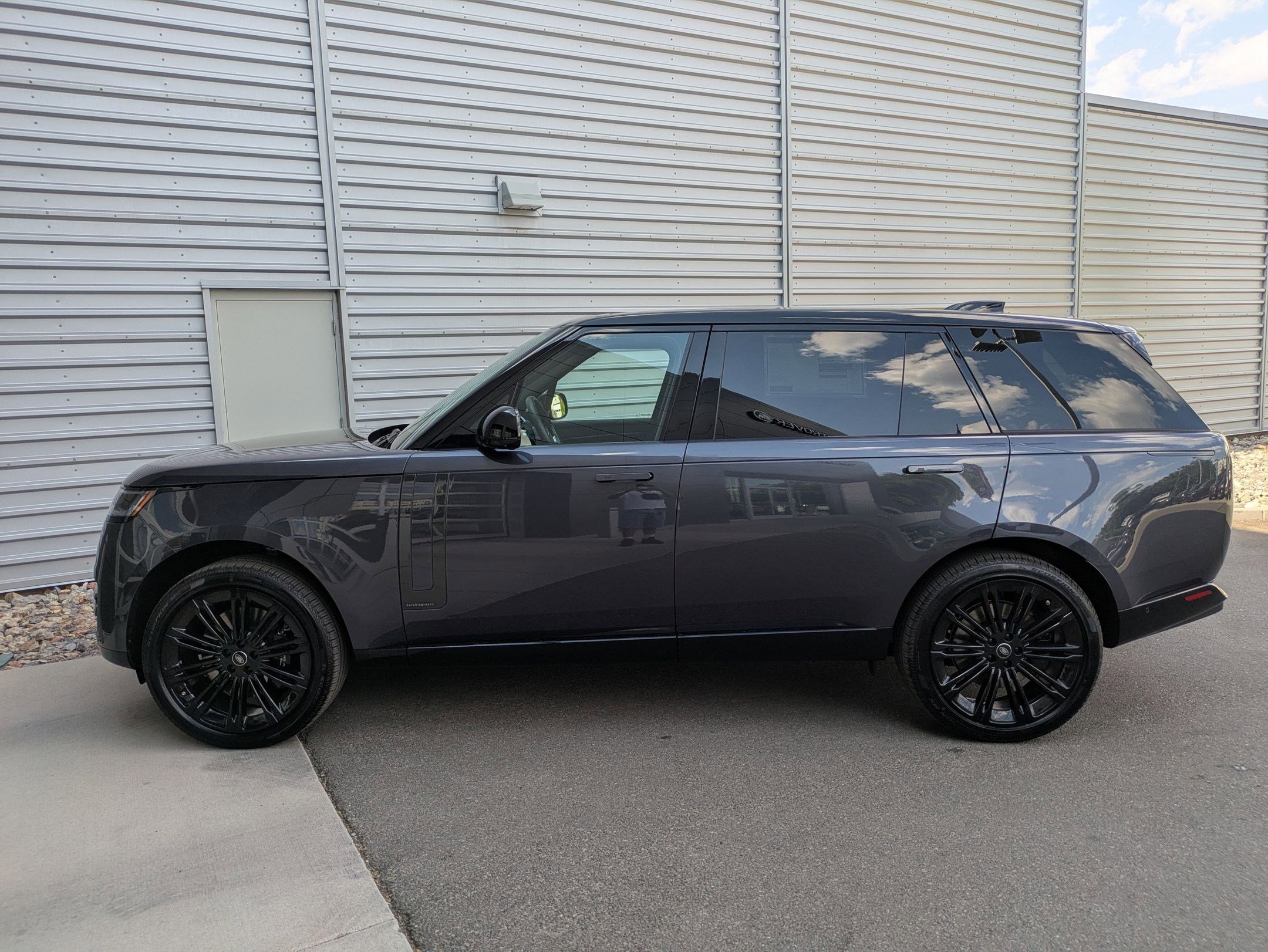 2025 Land Rover Range Rover Autobiography photo 2