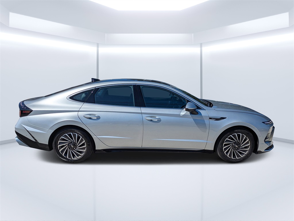 2024 Hyundai Sonata Hybrid Limited photo 2