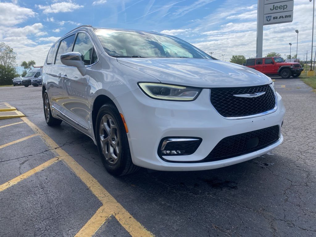 2022 Chrysler Pacifica Limited photo 2