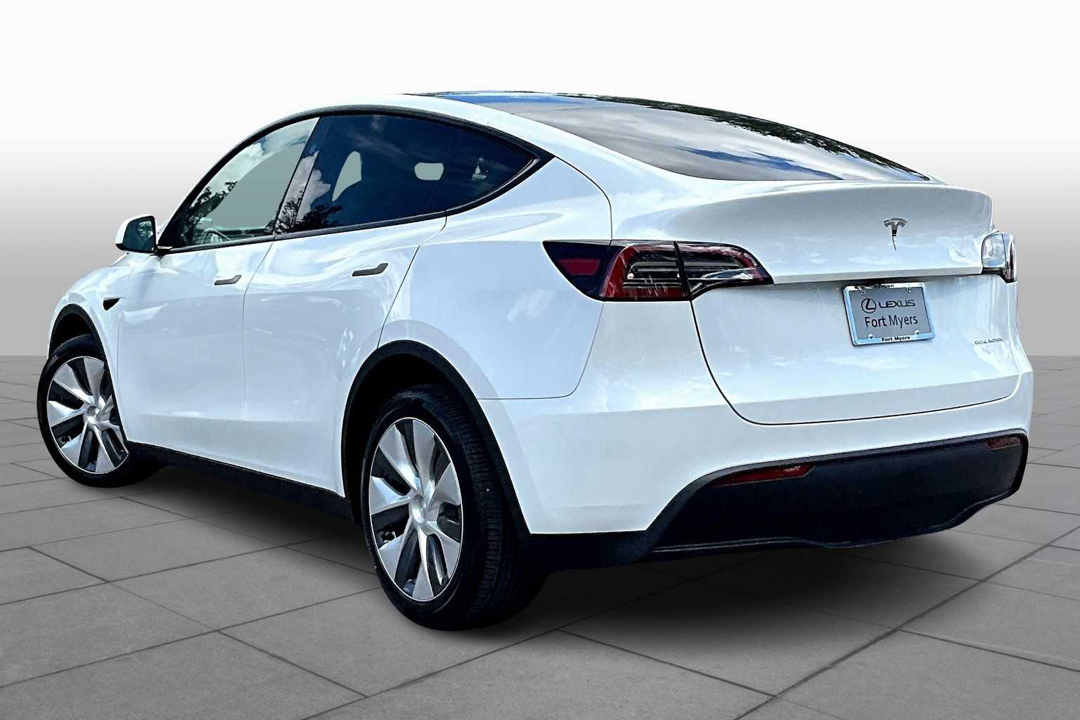2024 Tesla Model Y Long Range photo 11