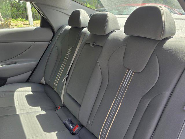 2025 Hyundai Elantra SEL Convenience photo 11