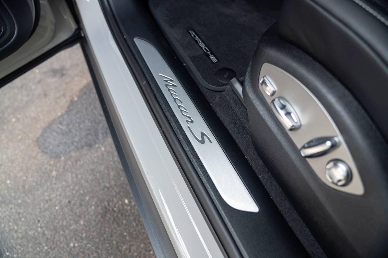 2025 Porsche Macan S photo 25