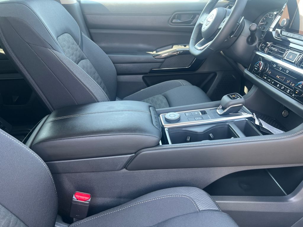 2025 Nissan Pathfinder SV photo 24