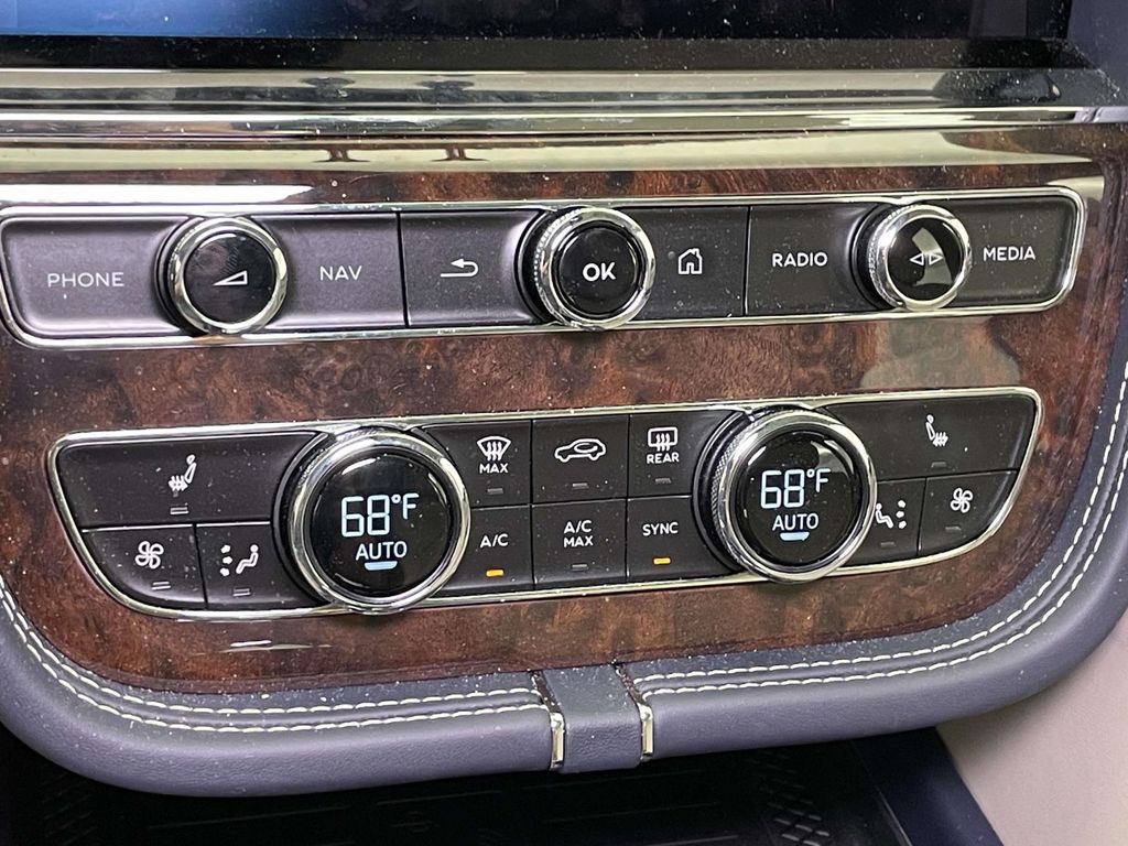 2022 Bentley Bentayga V8 photo 30