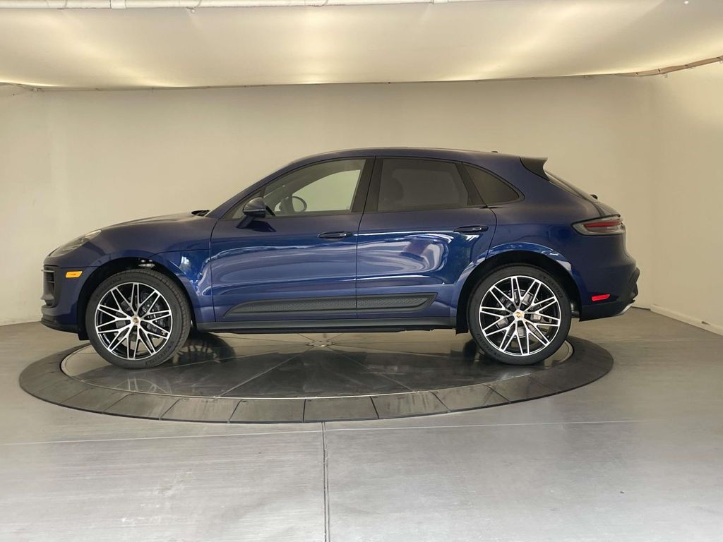 2025 Porsche Macan Base photo 2