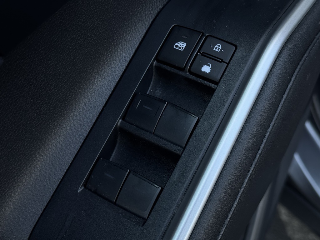2023 Toyota Highlander L photo 6