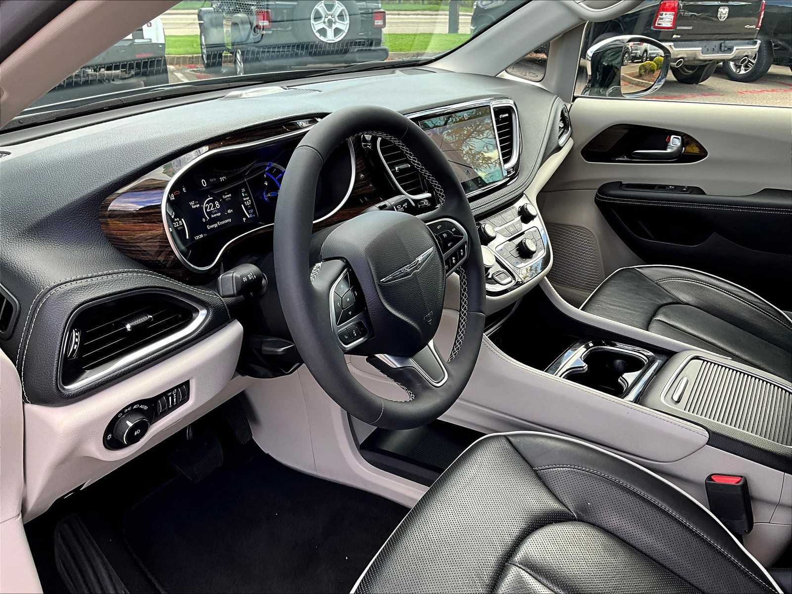 2023 Chrysler Pacifica Hybrid Limited photo 8