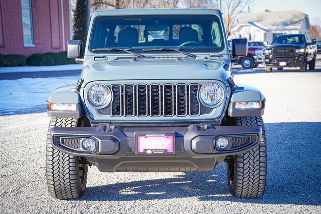 2025 Jeep Gladiator photo 3
